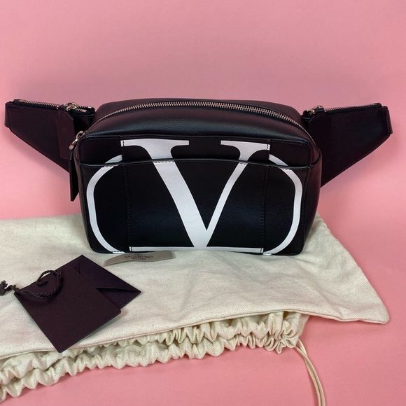 ❌SOLD❌ Valentino Bum Bag LIKE NEW! - Picture 3 of 14